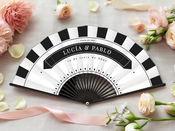 Abanico de boda personalizado «De etiqueta», tela blanco e impresión en negro, sobre una mesa de boda
