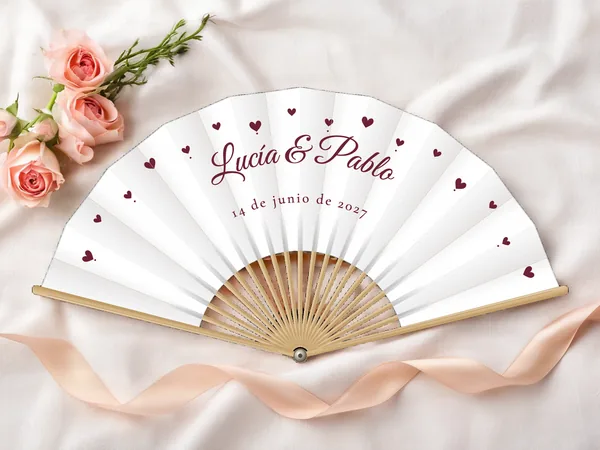 Abanico de boda personalizado «Corazones», tela blanco e impresión en burdeos, sobre una mesa de boda