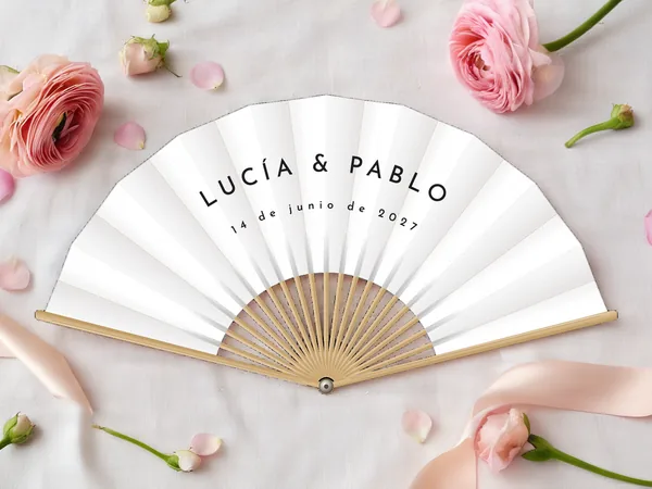 Abanico de boda personalizado «Esencial», tela blanco e impresión en negro, sobre una mesa de boda
