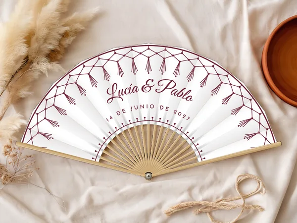 Abanico de boda personalizado «Macramé», tela blanco e impresión en burdeos, sobre una mesa de boda