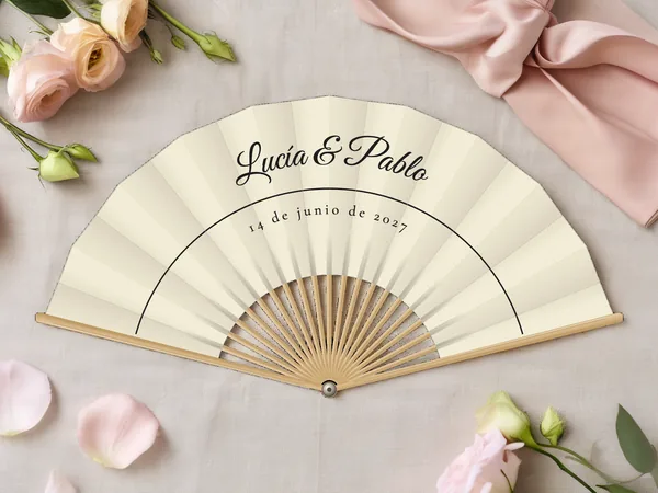Abanico de boda personalizado «Trazo fino», tela marfil e impresión en negro, sobre una mesa de boda